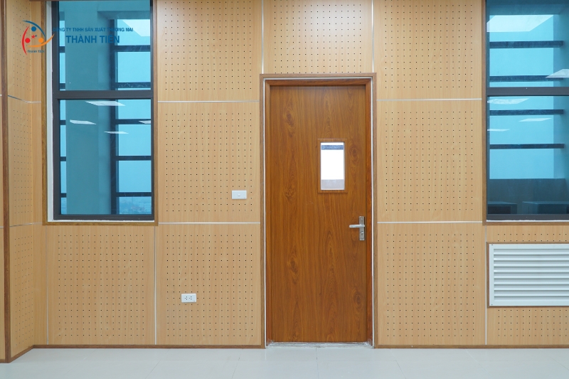 Cửa thép chống cháy vân gỗ có ô kính