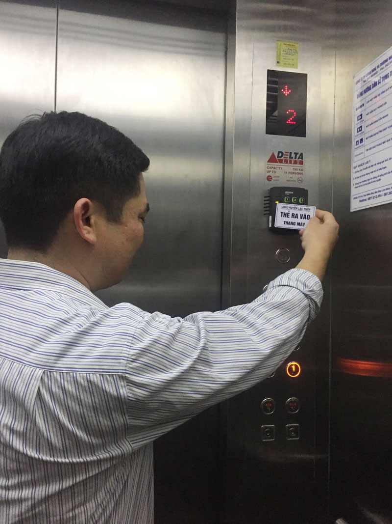 hướng dẫn sử dụng thẻ từ trong thang máy