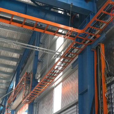 Lắp đặt hệ thống thang máng cáp tại xưởng sản xuất