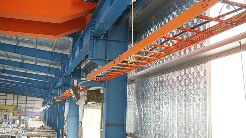 Hệ thống thang máng cáp được lắp đặt tại xưởng sản xuất