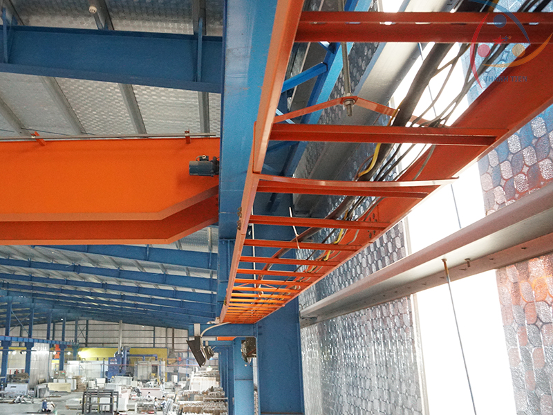 Thang máng cáp sơn tĩnh điện màu cam sản xuất tại xưởng Thành Tiến
