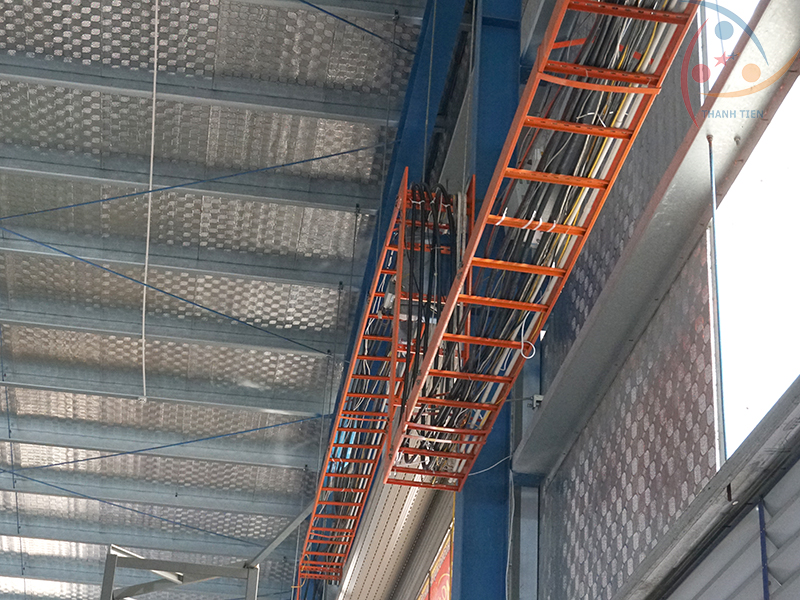 Hệ thống thang máng cáp được lắp đặt tại xưởng sản xuất