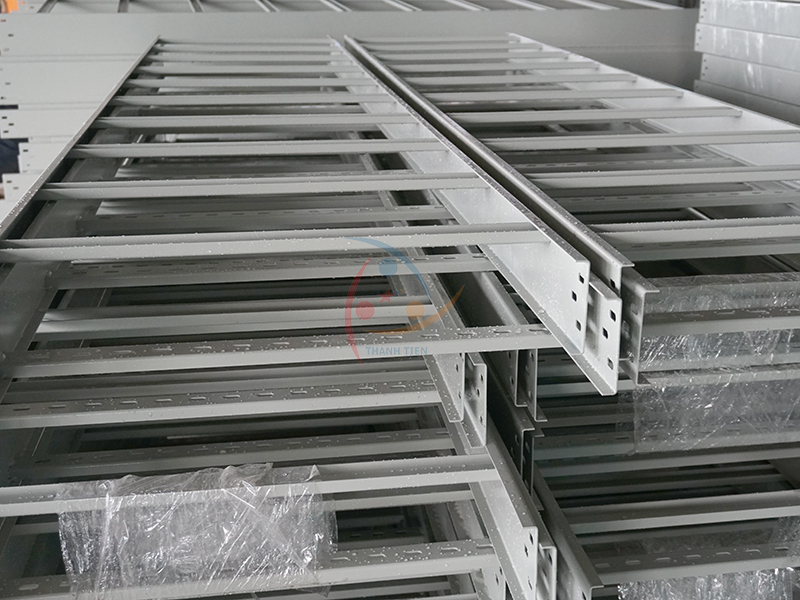 Thang cáp Thành Tiến được vận chuyển đến công trình Thang cáp Thành Tiến được vận chuyển đến công trình