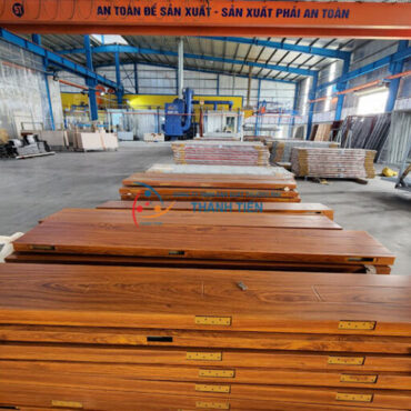 Nhà máy sản xuất cửa thép vân gỗ uy tín giá tại xưởng