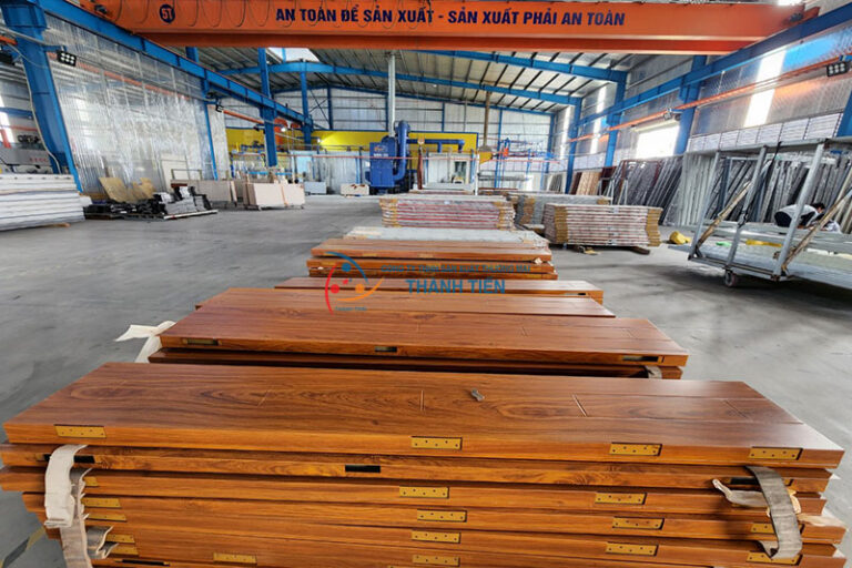 Quy mô nhà máy sản xuất cửa thép vân gỗ Thành Tiến như thế nào?