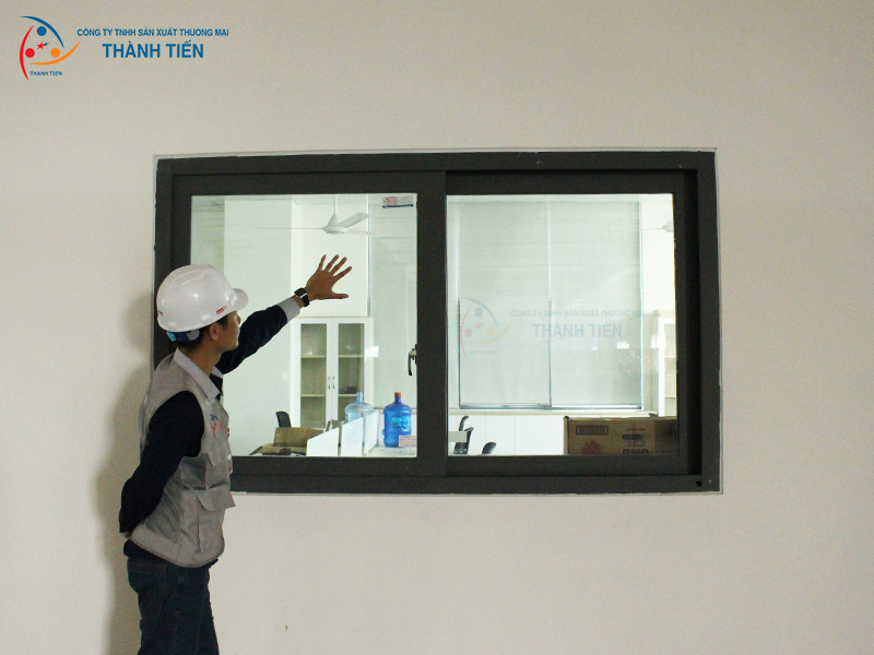 Vách kính chống cháy