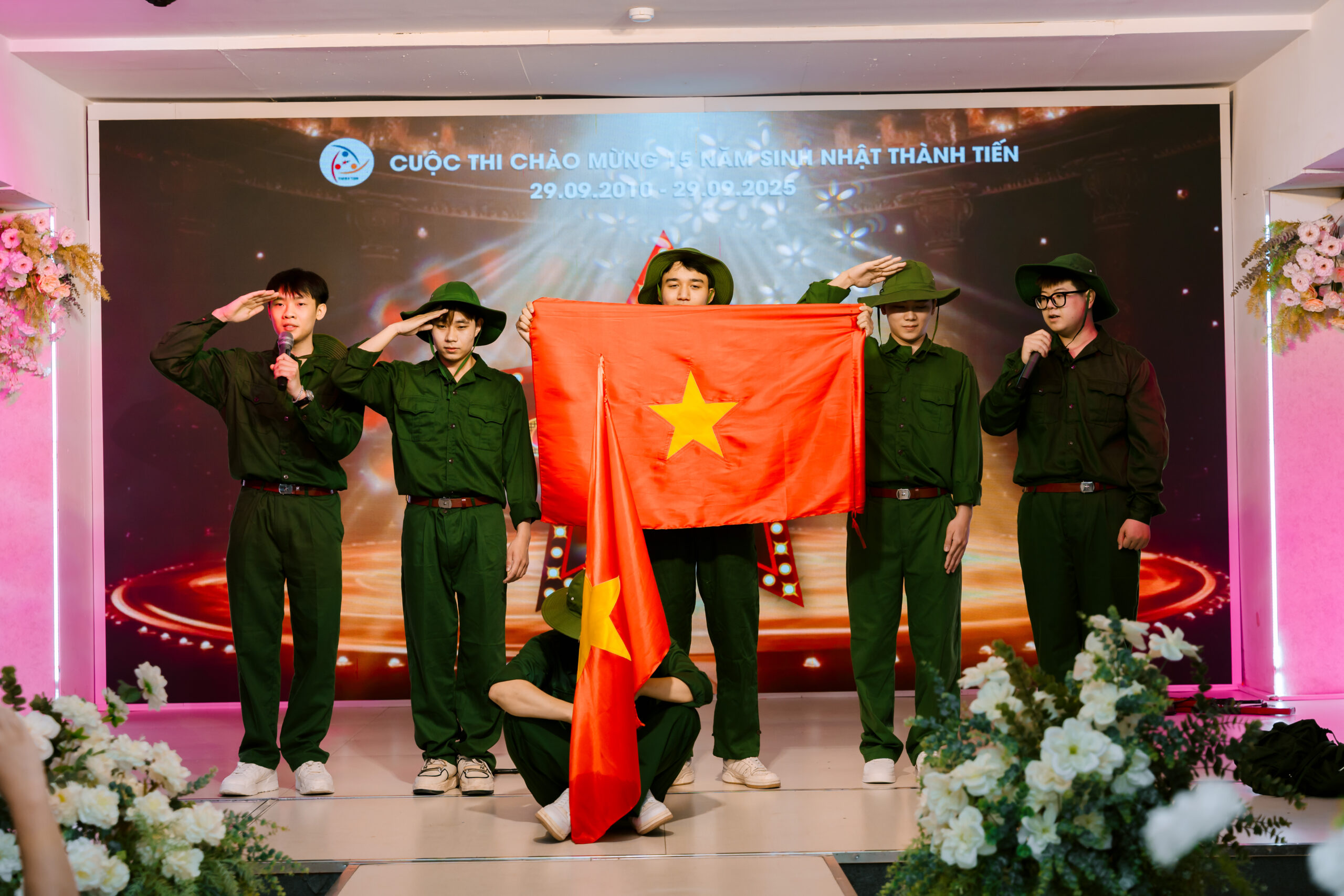 Bộ phận sản xuất với tiết mục "Huyền thoại hồ núi cốc"