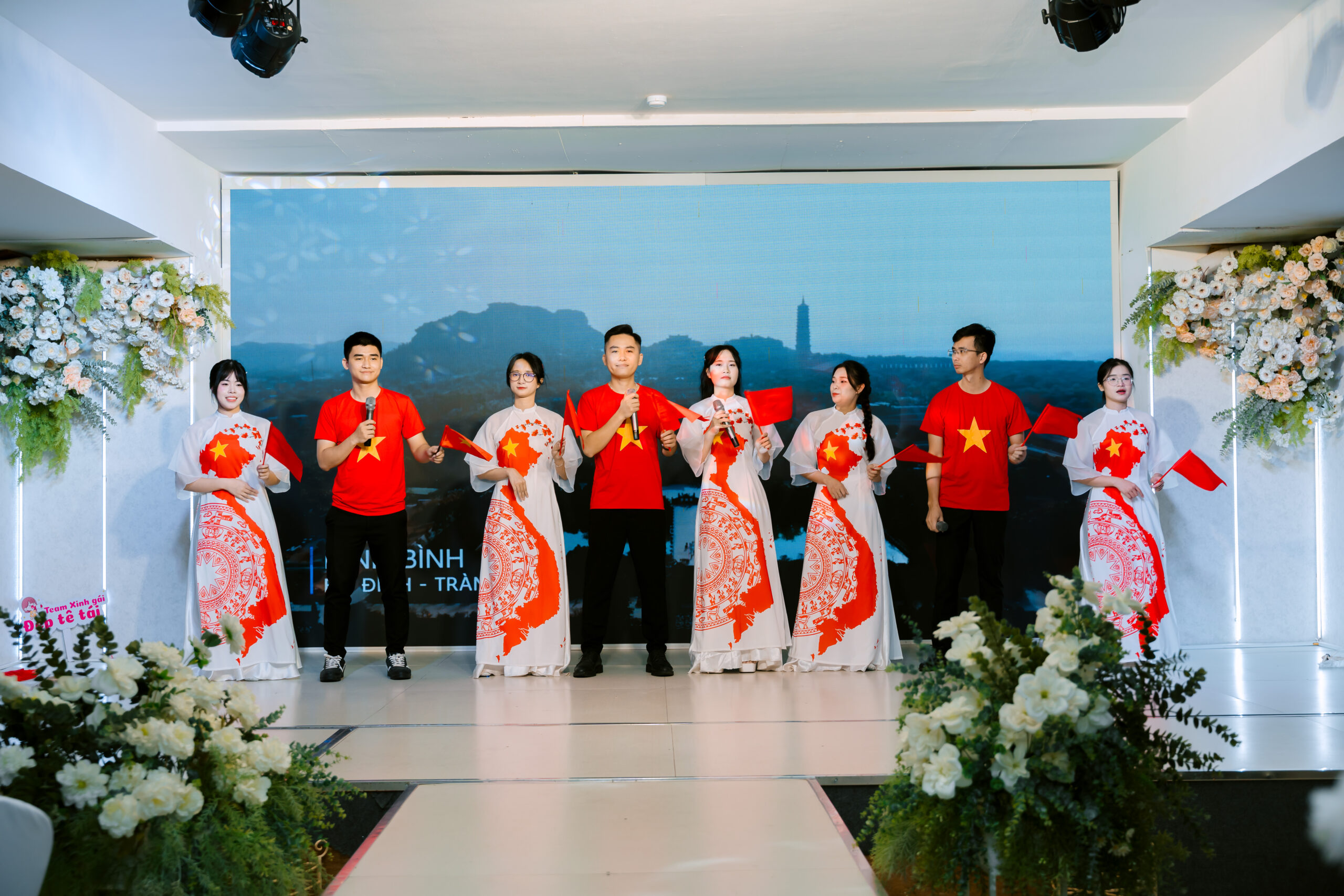 Hát, múa "Một vòng Việt Nam" đến từ đội Kinh doanh Thành Tiến