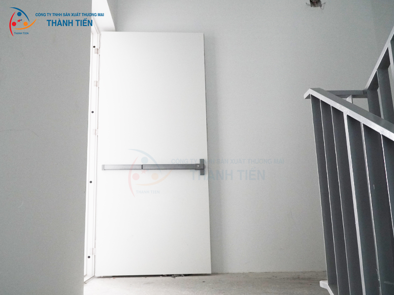 Cửa thép chống cháy sơn tĩnh điện màu trắng