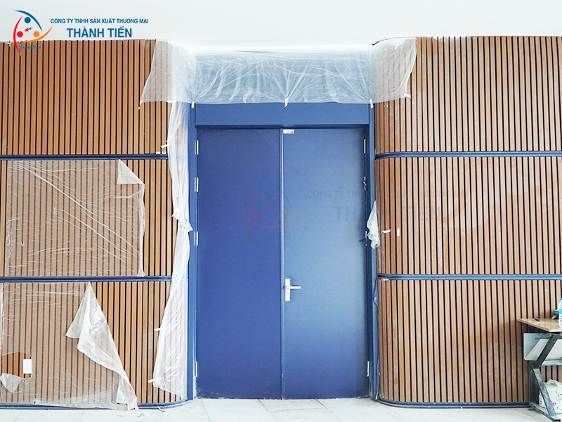 Cửa thép chống cháy sơn tĩnh điện màu xanh