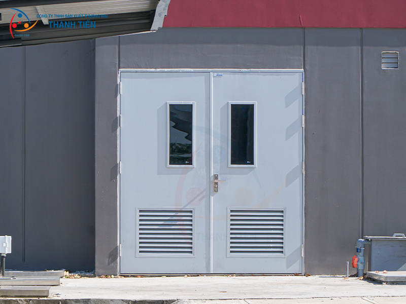 Cửa thép công nghiệp kết hợp ô kính, phần chớp