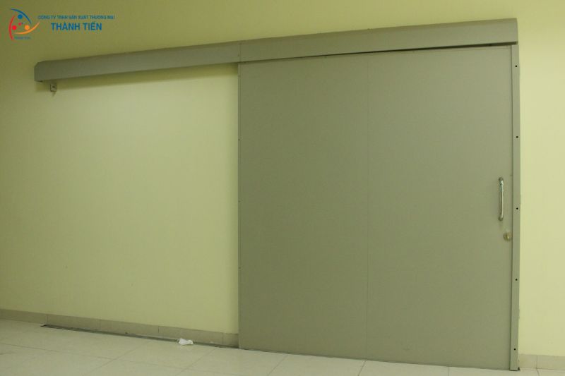 Cửa thép bọc chí có vai trò quan trọng trong các công trình y tế.