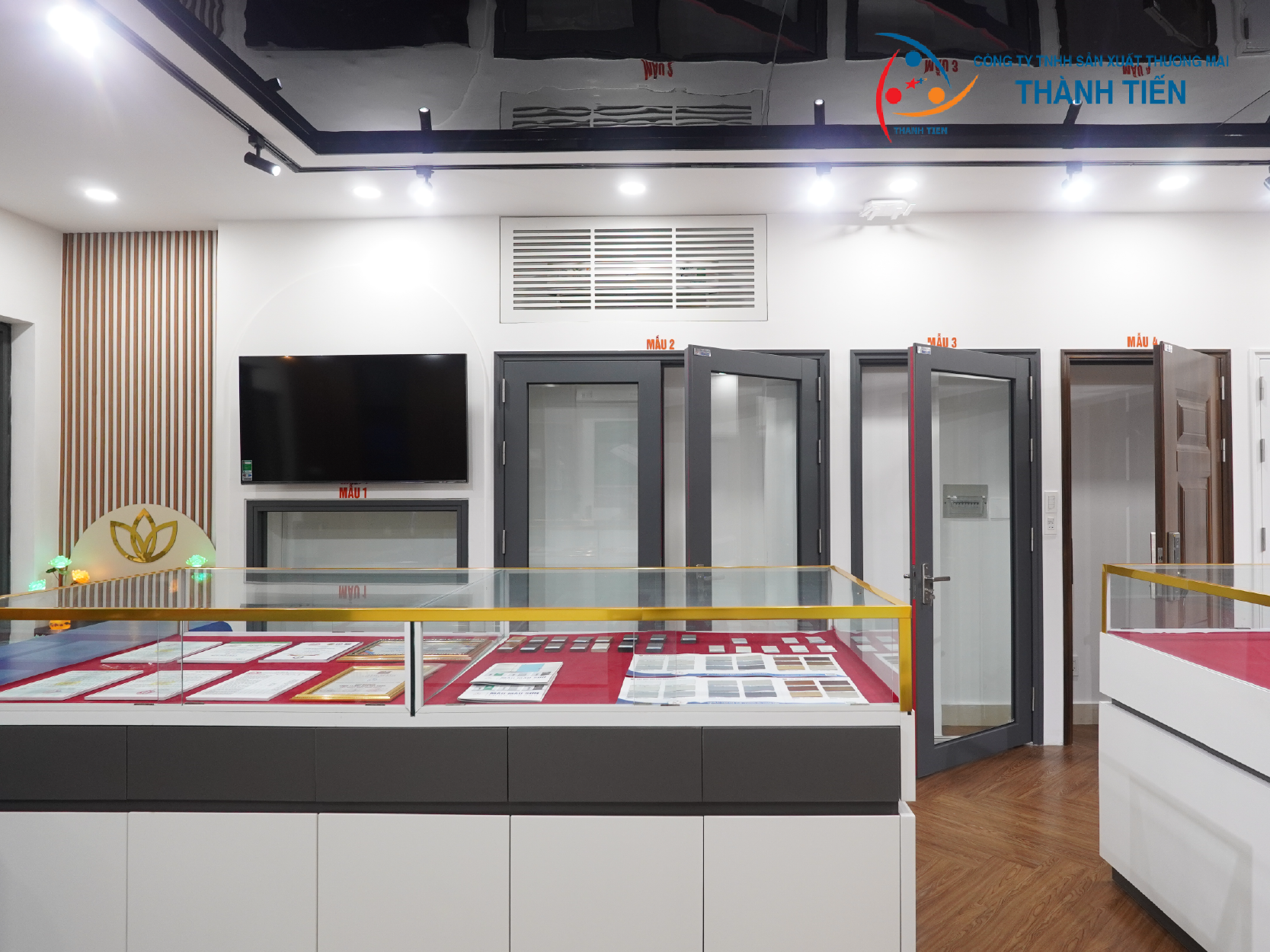 Trưng bày đầy đủ các giấy chứng nhận kiểm định chất lượng, chứng chỉ an toàn