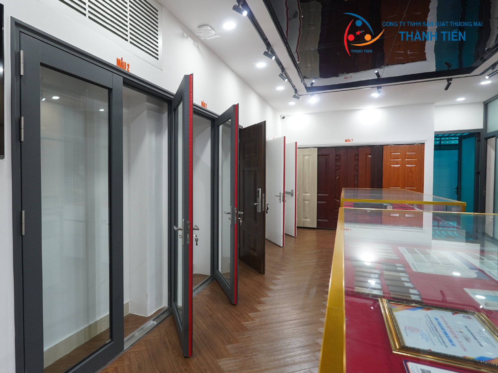 Có thể trực tiếp trải nghiệm các mẫu cửa thép chống cháy, cửa thép vân gỗ, cửa kính chống cháy