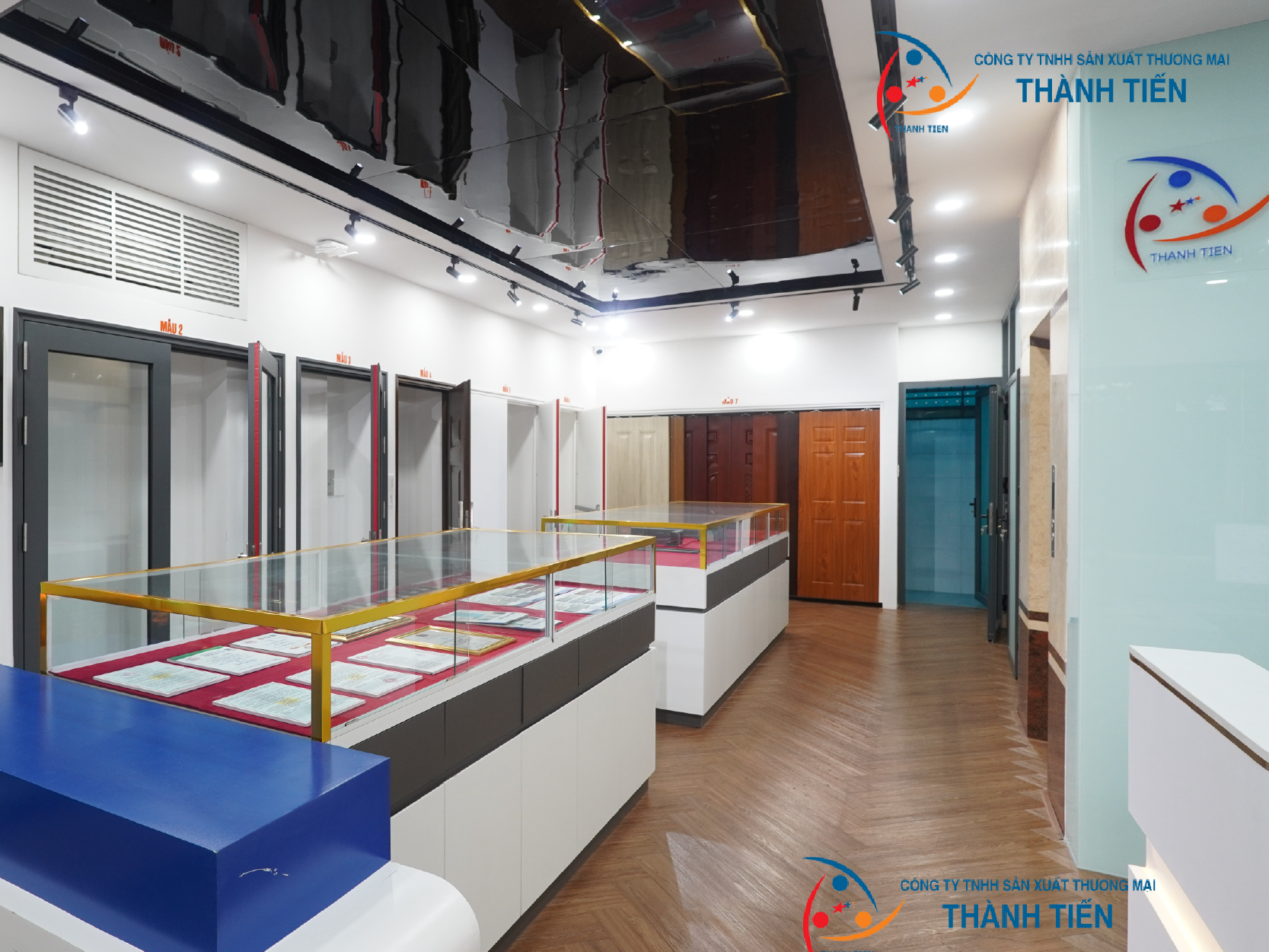 Có thể trực tiếp trải nghiệm các mẫu cửa thép chống cháy, cửa thép vân gỗ, cửa kính chống cháy