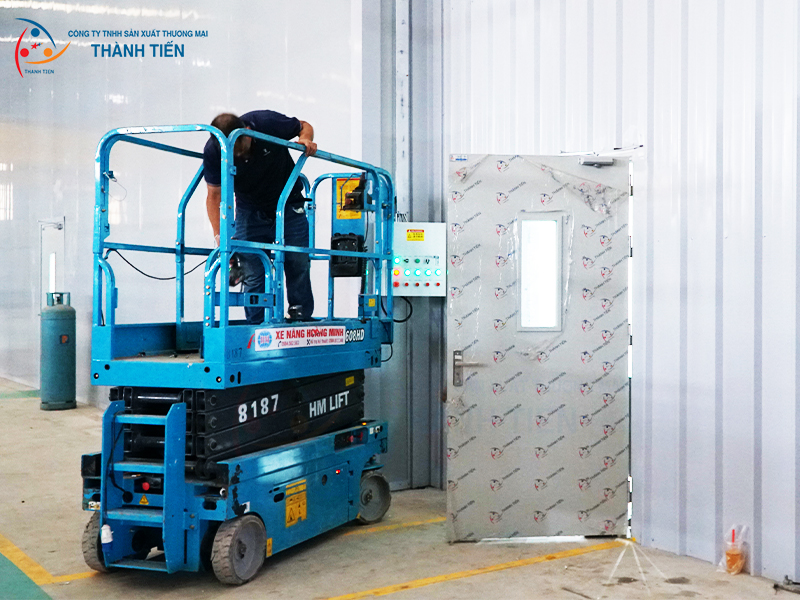 Cửa thép chống cháy kết hợp ô kính chống cháy