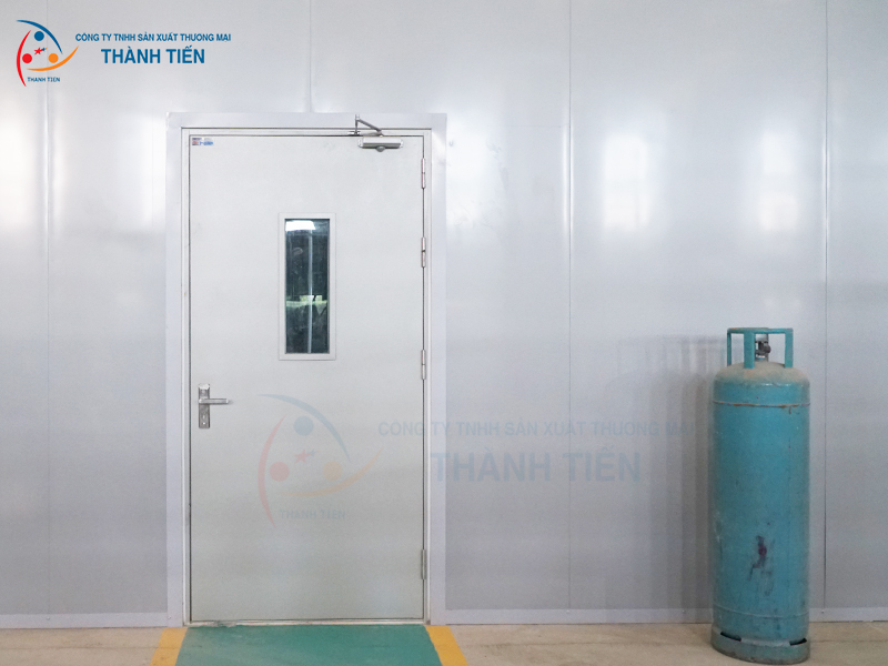 Cửa chống cháy sơn tĩnh điện có ô kính