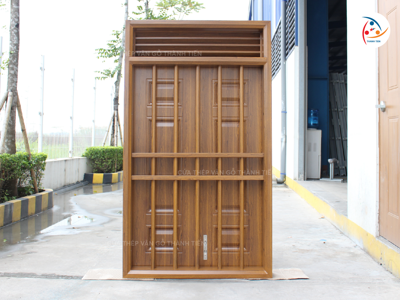 Cửa sổ thép vân gỗ có nan hoa