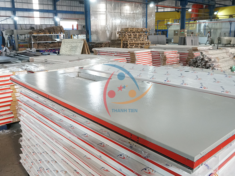 Cận cảnh cửa Thành Tiến trước khi bọc ni – lông