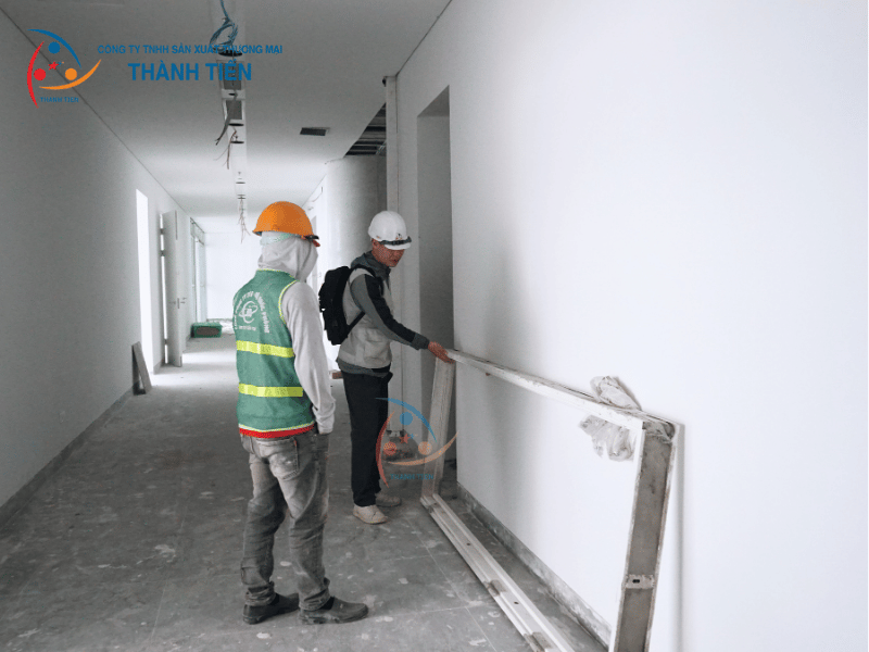 khảo sát lắp đặt cửa và vách chớp thép
