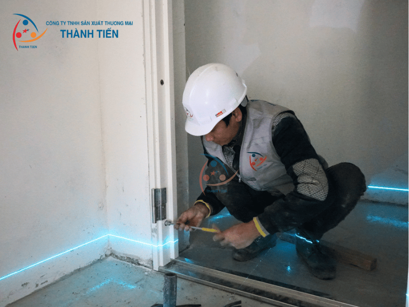 lắp đặt cửa và vách chớp thép